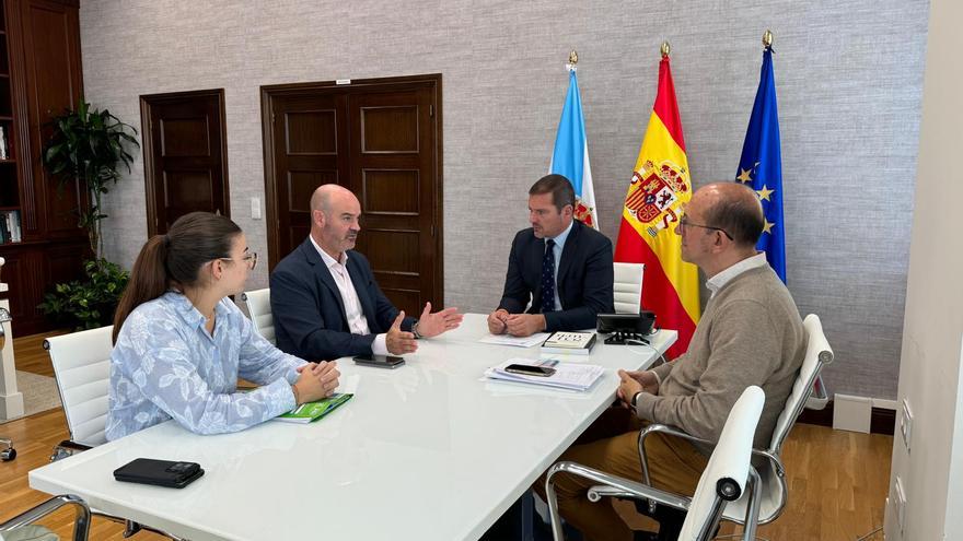 La Consellería de Cultura estudiará incluir el mobiliario de la biblioteca de Bueu en su presupuesto para 2025