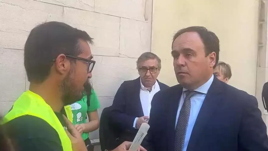 Pérez Llorca sale del Palau y habla con los sindicatos de docentes: "Siempre hay que dialogar"