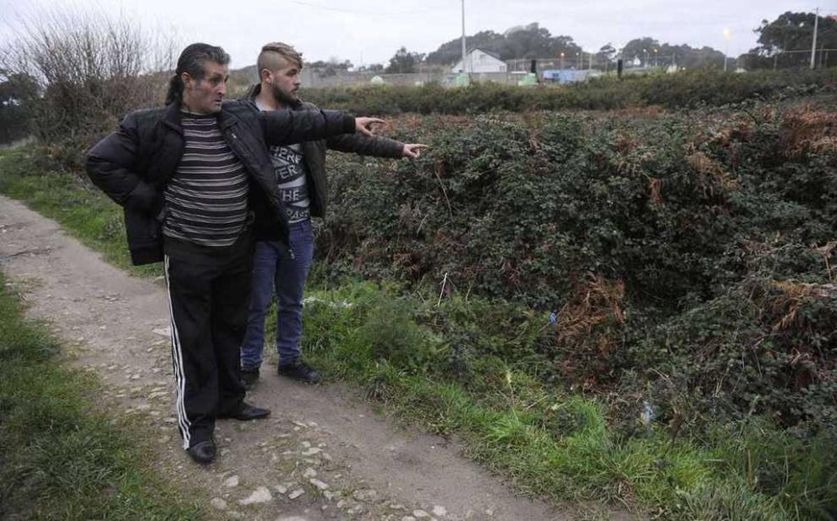 José Miguel Jiménez, a la derecha, con su padre Jesús señalando el lugar donde hallaron al bebé. // C.P.