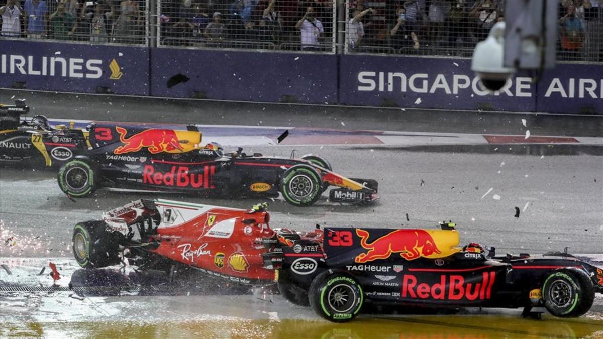 Verstappen y Raikkonen, en la accidentada salida de Singapur