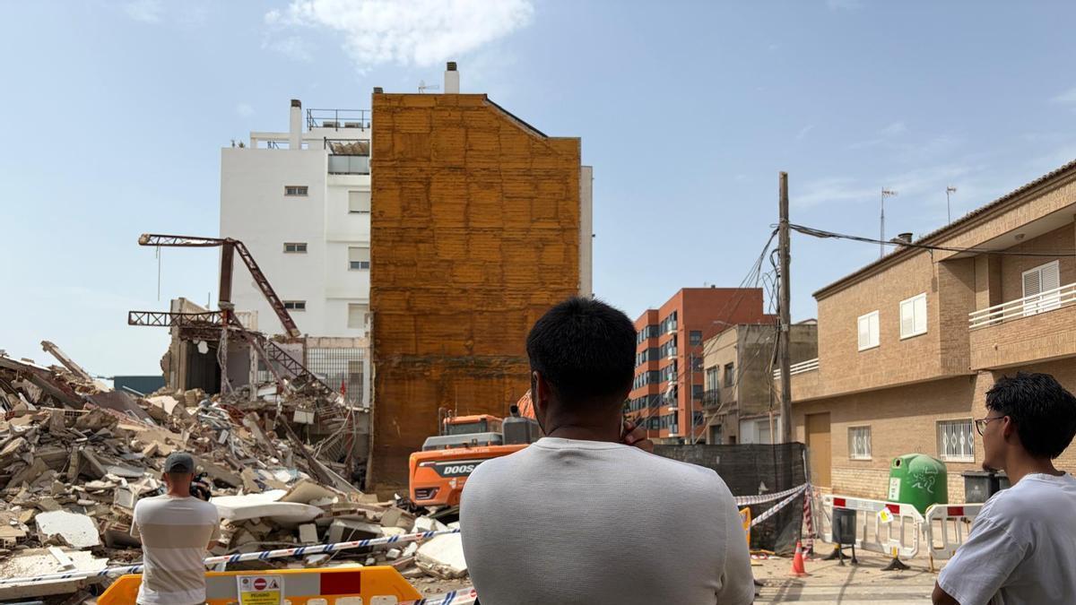 Los afectados observan el estado del edificio tras el derrumbe.
