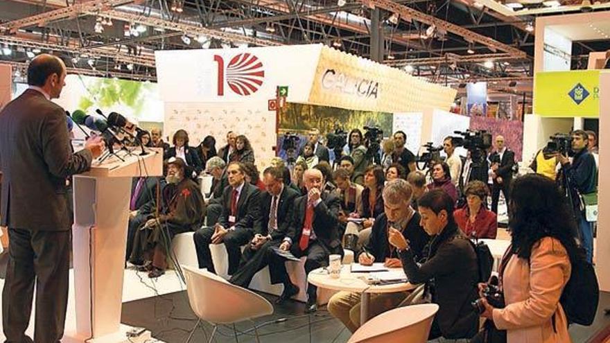 Louzán, en un acto en el pabellón de la Diputación en Fitur con el de Turgalicia detrás.