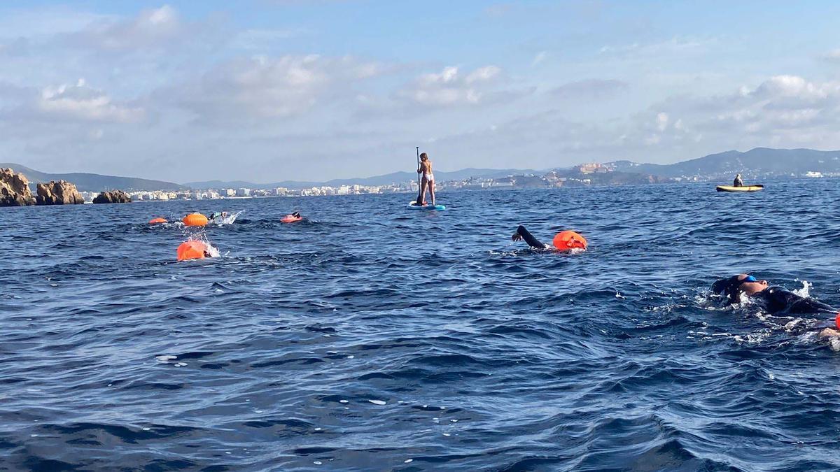 El paratriatleta Javier Vergara cumple con éxito su reto de 5km de natación por una causa benéfica