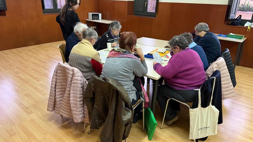 Un grup de persones grans fent una activitat a Jafre.