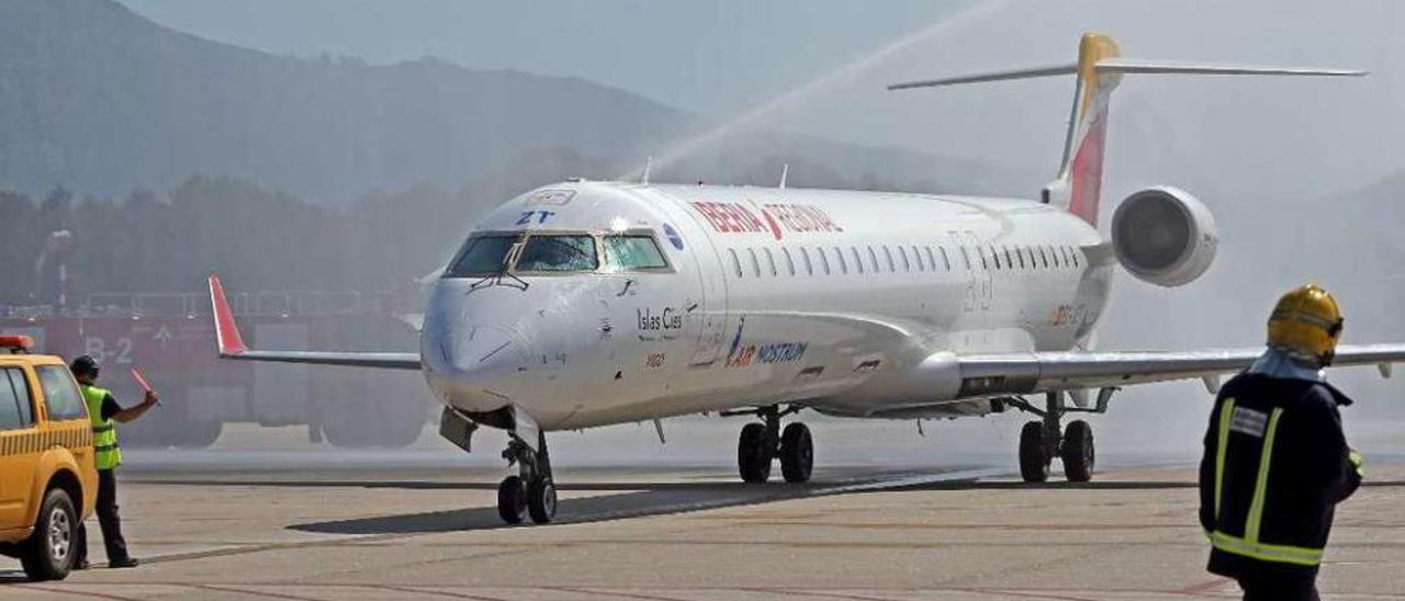 Aeronaves de 90 plazas y billetes desde 39 euros por trayecto  |  Air Nostrum operará sus cuatro nuevas rutas (Sevilla, Málaga, Londres y Gran Canaria) con sus aviones CRJ 900 con capacidad para 90 pasajeros. Aunque los precios varía, las dos rutas andaluzas se comercializan desde 39 euros por trayecto.