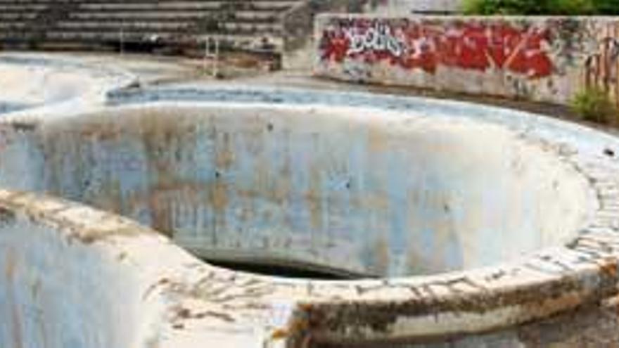 Vista parcial de los exteriores del antiguo delfinario, con las gradas y las piscinas ya fuera de uso.