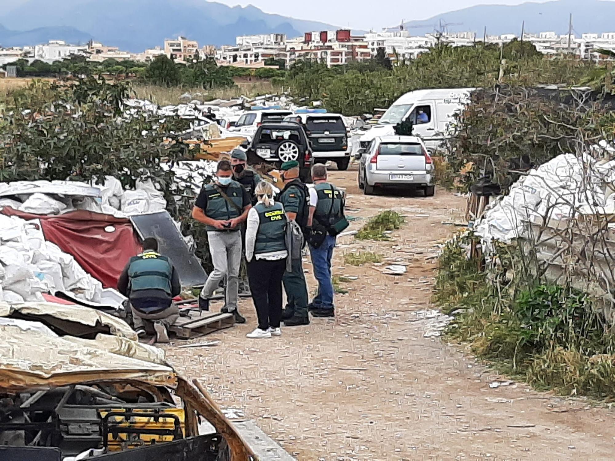 La Guardia Civil investiga un gran vertedero ilegal junto al Estadi Balear