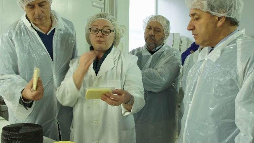 Besteiro, izquierda, ayer con Ricardo Varela y José Tomé. // FdV