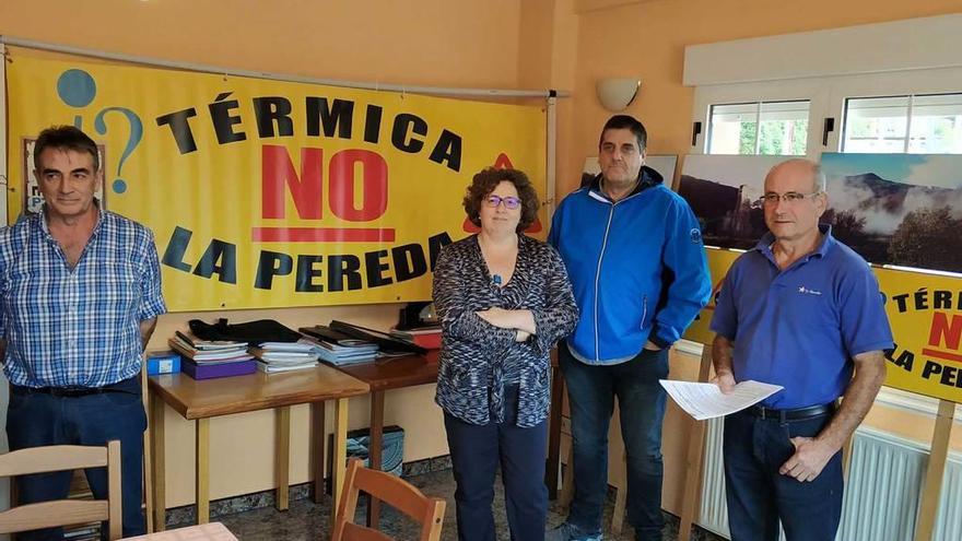 Por la izquierda, Celestino Vázquez, Olga Álvarez, Luis Berrocal y José Luis García Montes, ayer, en el hotel de Cardeo donde informaron de la presentación de la demanda contra el plan de residuos del Principado.