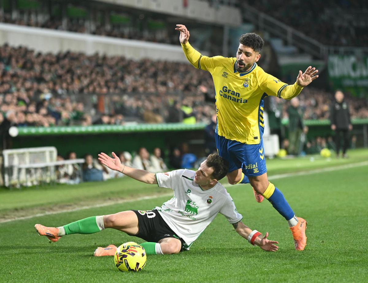 Álex Suárez en una acción del partido ante el Racing de Santander