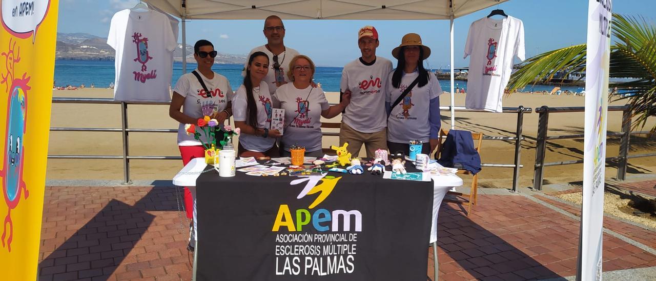 Componentes de APEM Las Palmas, en una campaña realizada en el Paseo de Las Canteras.