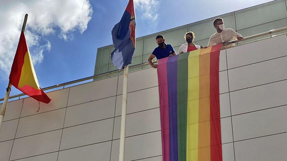 Los concejales del Gobierno, 
colocando la bandera
 en junio.  ayto