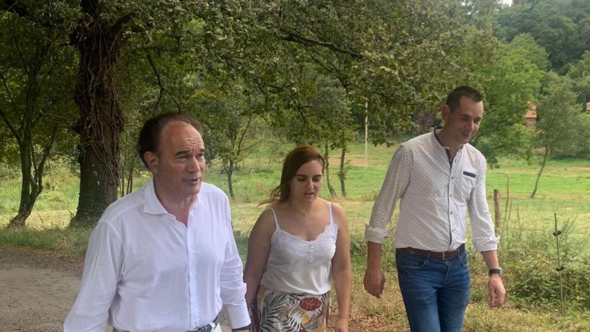 José Crespo, con los ediles Raquel Lorenzo y José Cuñarro.