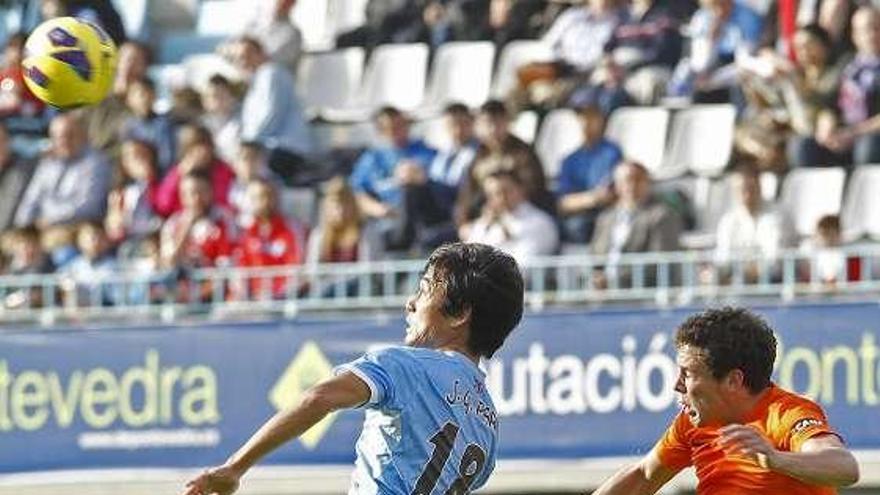 Park salta para rematar de cabeza en Balaídos. // Ricardo Grobas