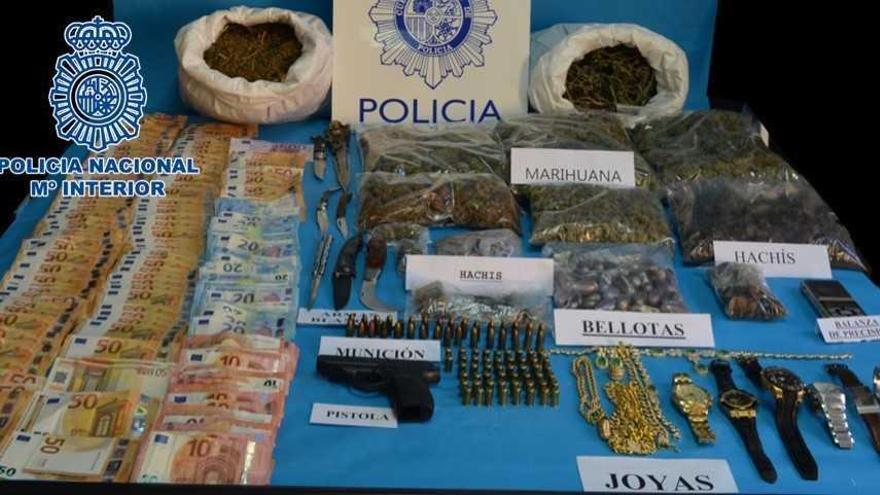 Cinco detenidos en Córdoba por venta de drogas y posesión de 140 gallos de pelea