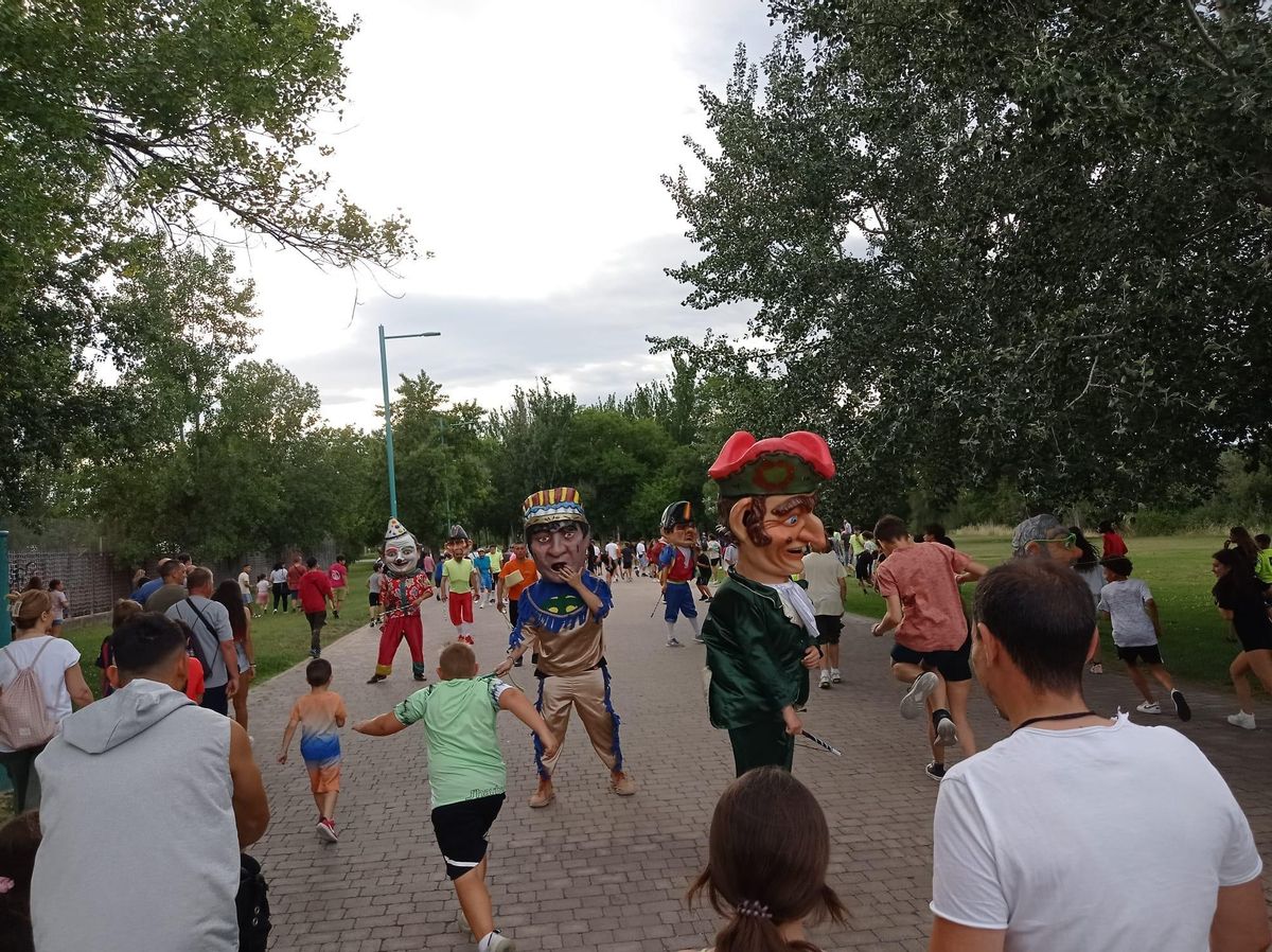 Grandes y pequeños disfrutan de estos días de fiesta en el barrio La Almozara.
