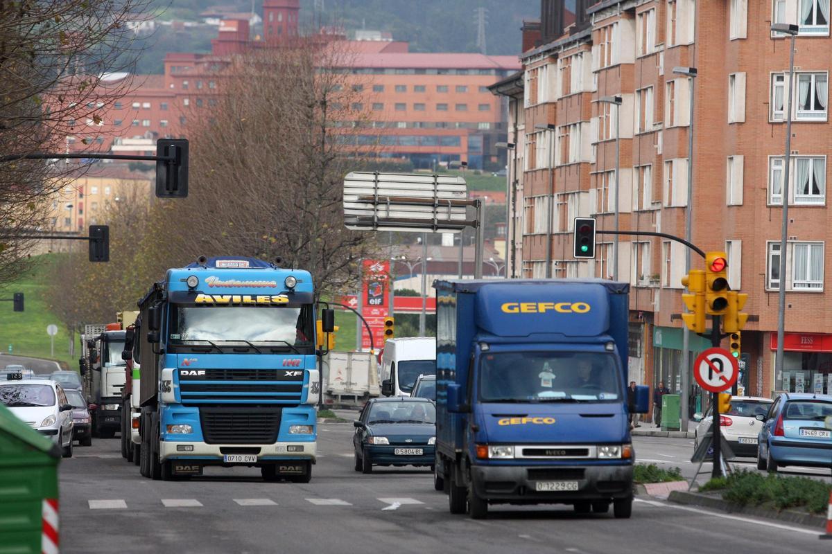 Camiones circulando por la Avenida del Príncipe de Asturias.