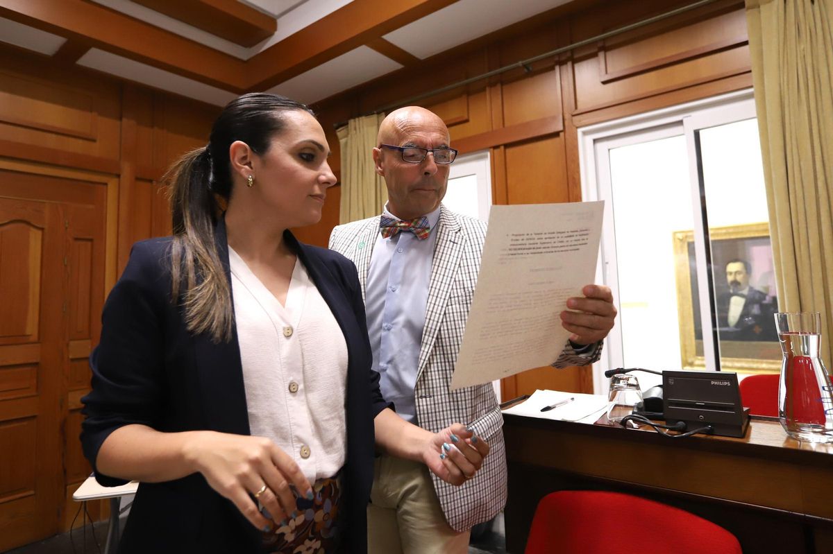 Los concejales socialistas Carmen González y Antonio Hurtado en el salón de plenos del Ayuntamiento.