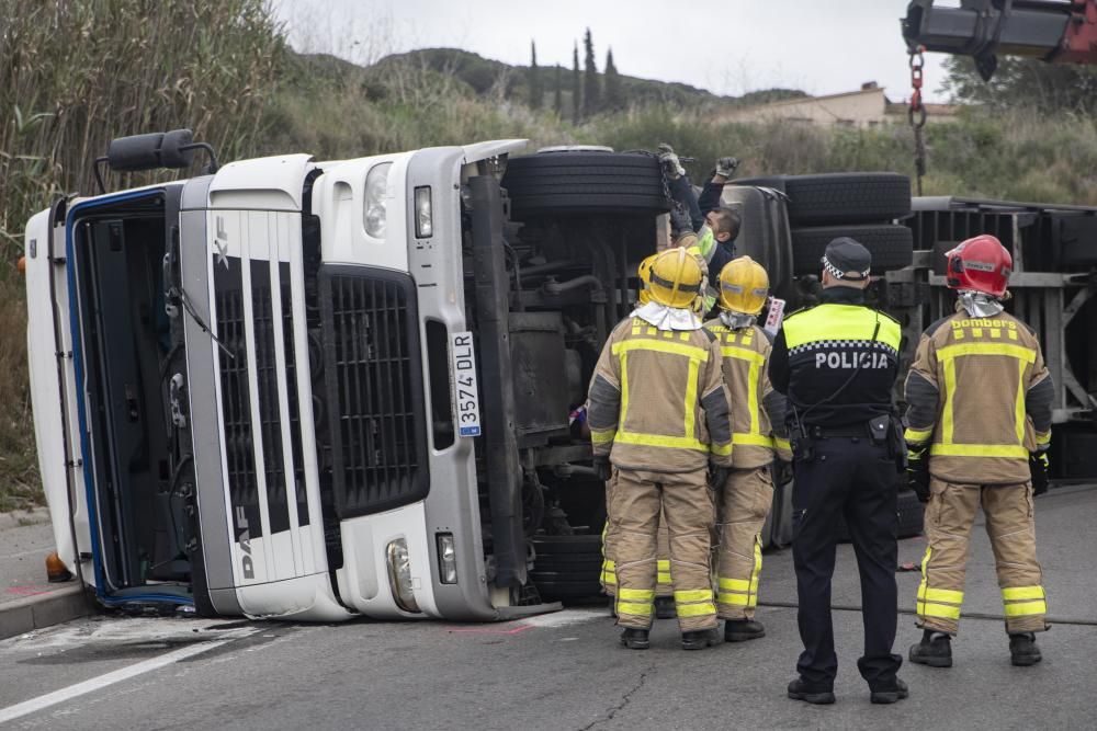 Bolca un camió i fa tallar la GI-600 a Blanes