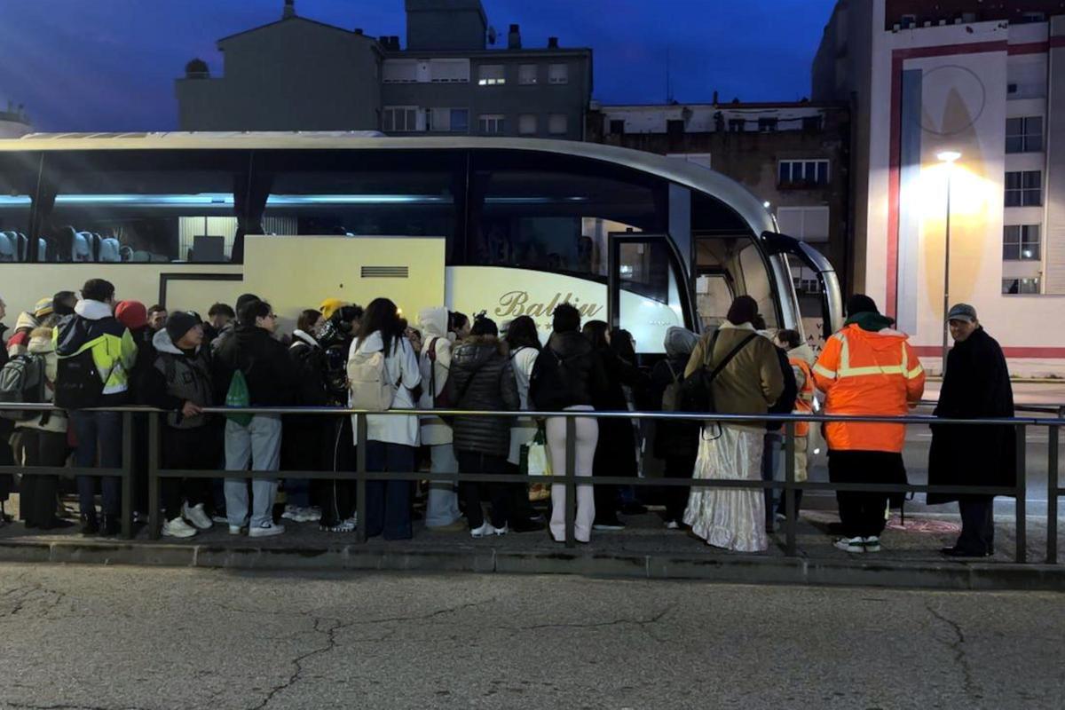 Passatgers pujant a l'autobús que substitueix el servei de tren a Girona