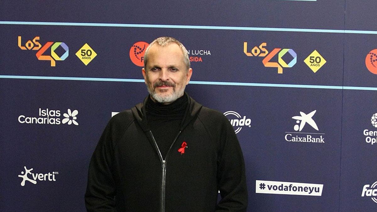 Miguel Bosé, muy oscuro en los Premios 40 Principales