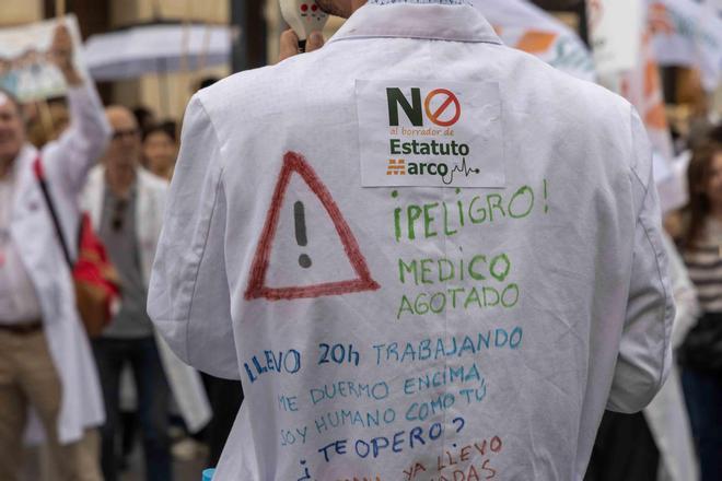 Médicos vuelven a protestar en Alicante contra la prohibición de ejercer en la sanidad privada