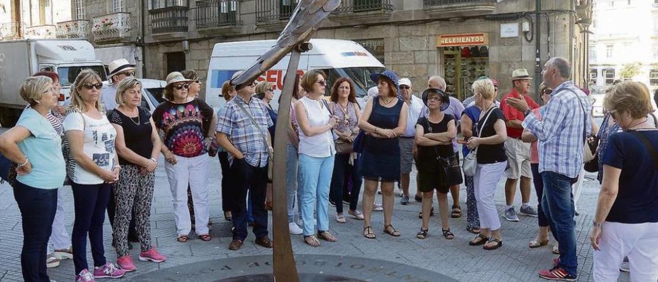 Un grupo de turistas conoce la historia del loro Ravachol durante su visita a la ciudad de Pontevedra. // Rafa Vázquez