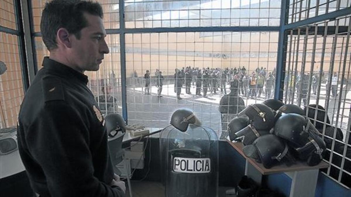 Un policía vigila el patio del CIE de la Zona Franca de Barcelona, en abril del 2012.