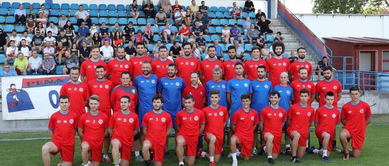 Plantilla y cuerpo técnico de la Unión Deportiva Ourense, ayer en la presentación en el campo de O Couto. // Jesús Regal