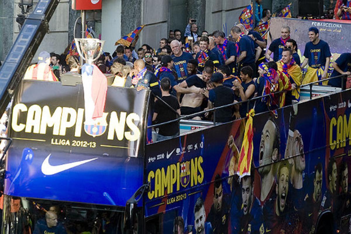 Los jugadores bromena con Piqué, tratando de quitarle su ropa interior.