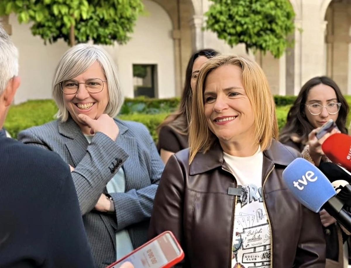 Leire Iglesias y Pilar Bernabé en la Delegación del Gobierno en València.
