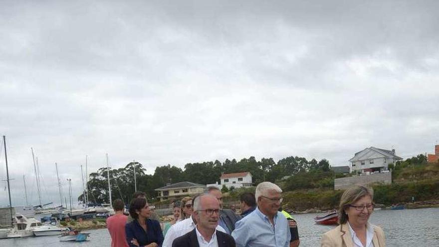 Un momento de la visita de Quintana al muelle de O Xufre. // N. Parga