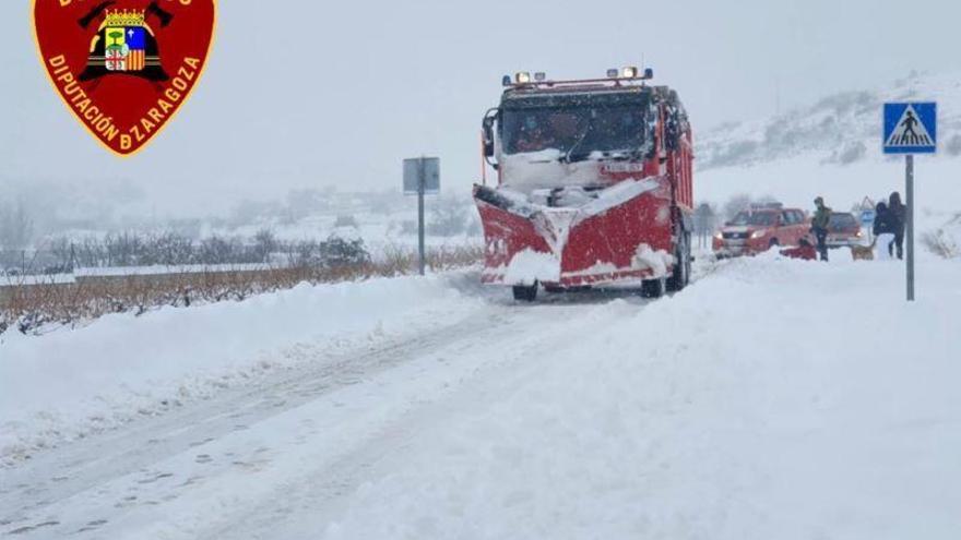 Los bomberos rescatan a un repartidor de paquetería atascado en la nieve en su vehículo cerca de Fuendetodos