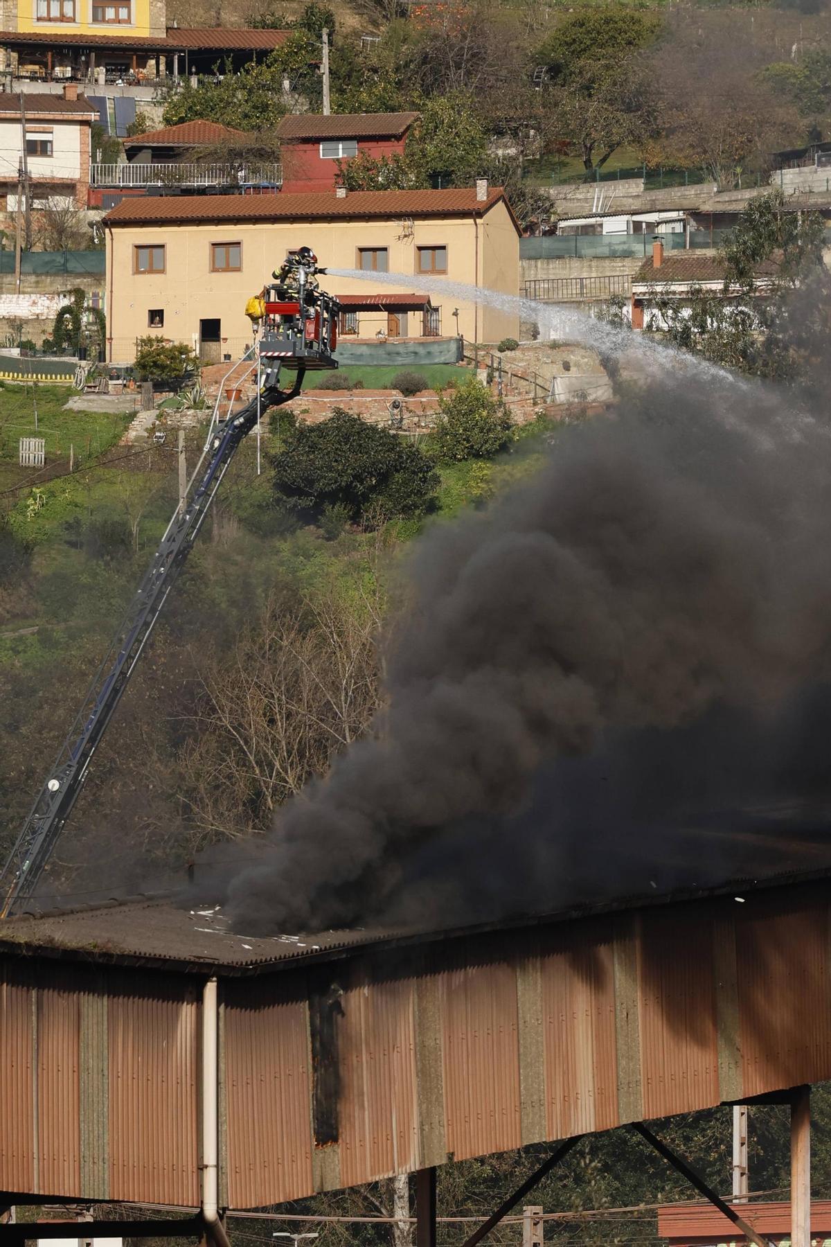 El despliegue policial en Gijón por un incendio en una de las cintas de carbón de Veriña, en imágenes