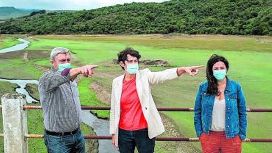 Ana Pontón (centro), ayer, en el embalse de O Vao.   | // EFE/BRAIS LORENZO