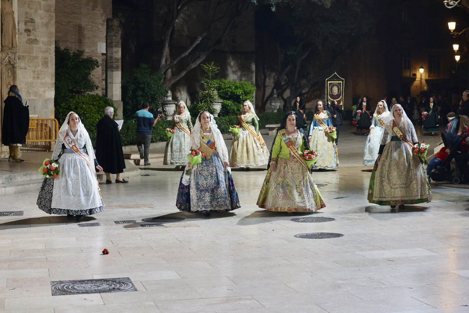 Laura Mengó y su corte coronan la ofrenda a la Virgen