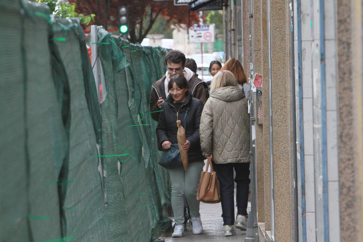 A los vecinos se les dificulta pasar por una de las aceras debido a la proximidad de la valla