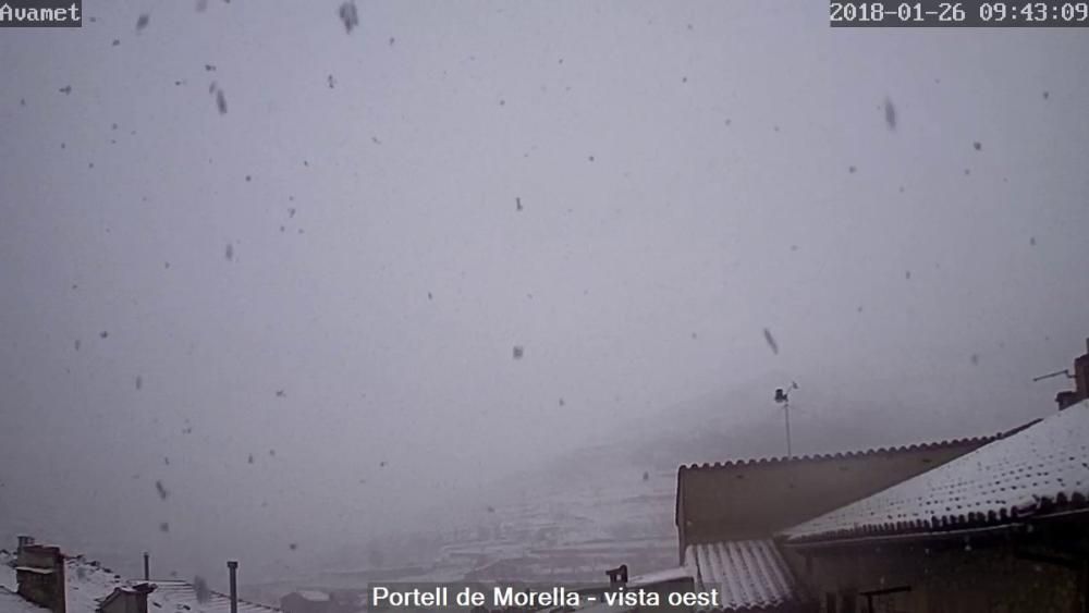 Nevando en Morella por la mañana.