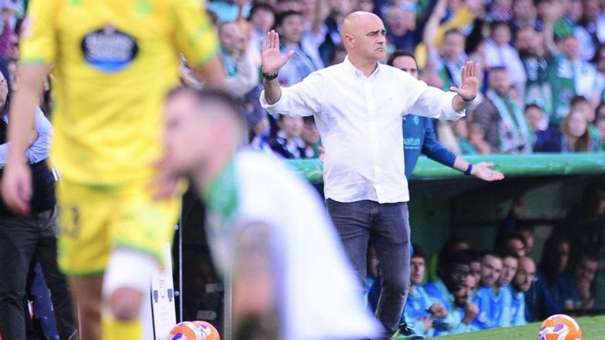 Óscar Gilsanz, al fondo, durante el duelo en El Sardinero. | LOF