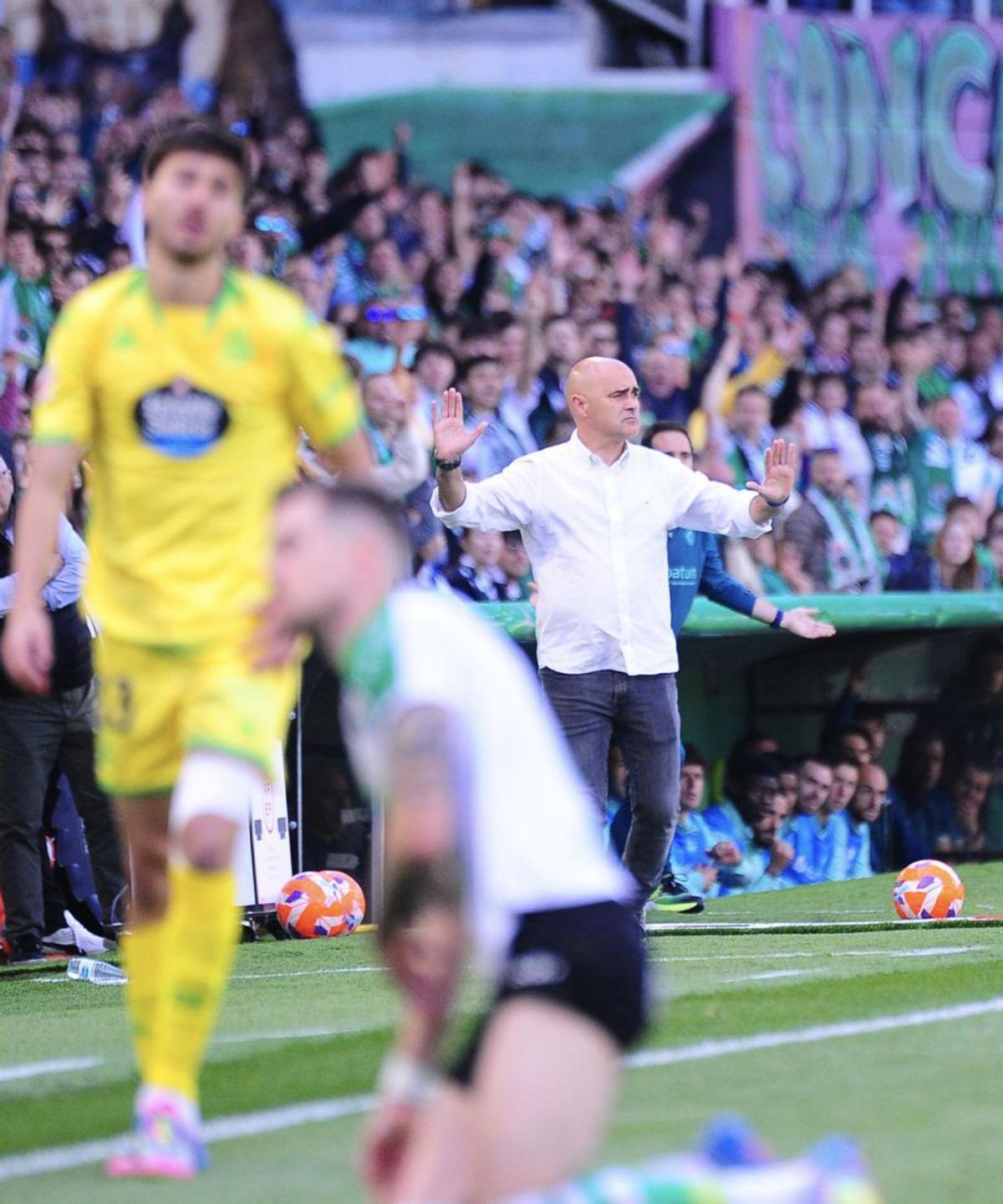 Óscar Gilsanz, al fondo, durante el duelo en El Sardinero. | LOF