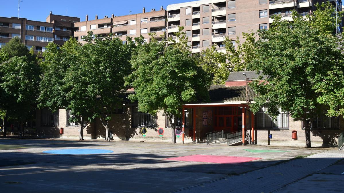 Entrada al colegio Miraflores de Zaragoza.