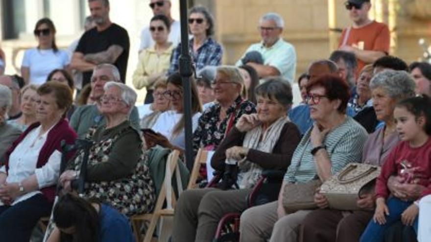 El estreno de «De avoas a netas» congrega a 400 personas en O Rosal