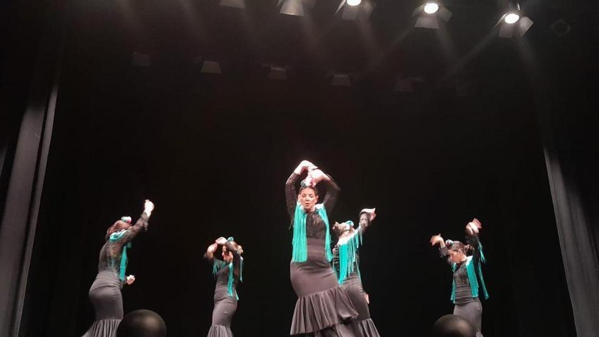 Gala de baile de sevillanas en el Teatro Fundos Latorre.