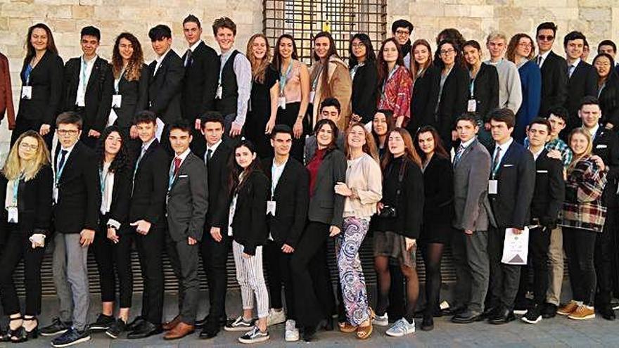 L&#039;alumnat (davant la Generalitat) que, entre divendres i diumenge, ha participat en el Parlament Jove.