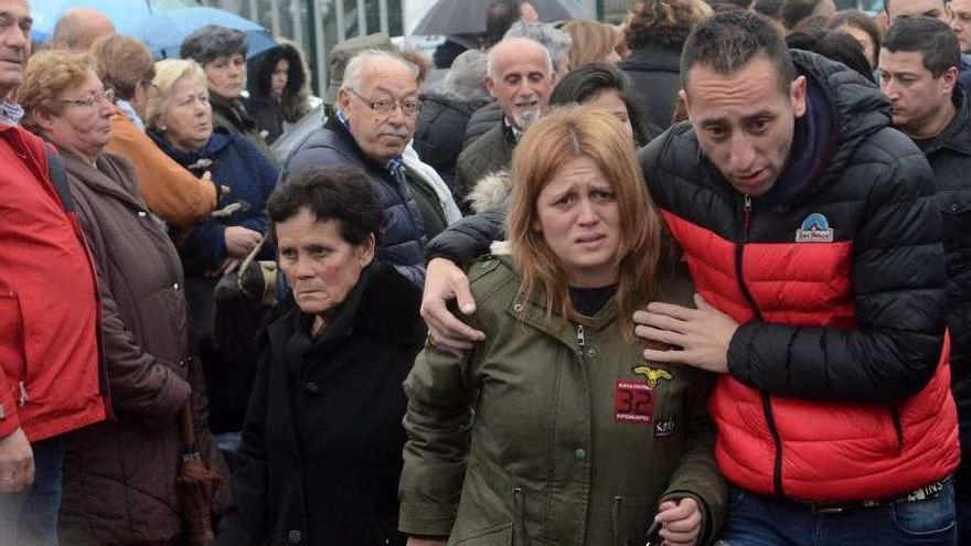 Familiares de Bernardino Padín, rotos por el dolor tras el funeral. // Noé Parga