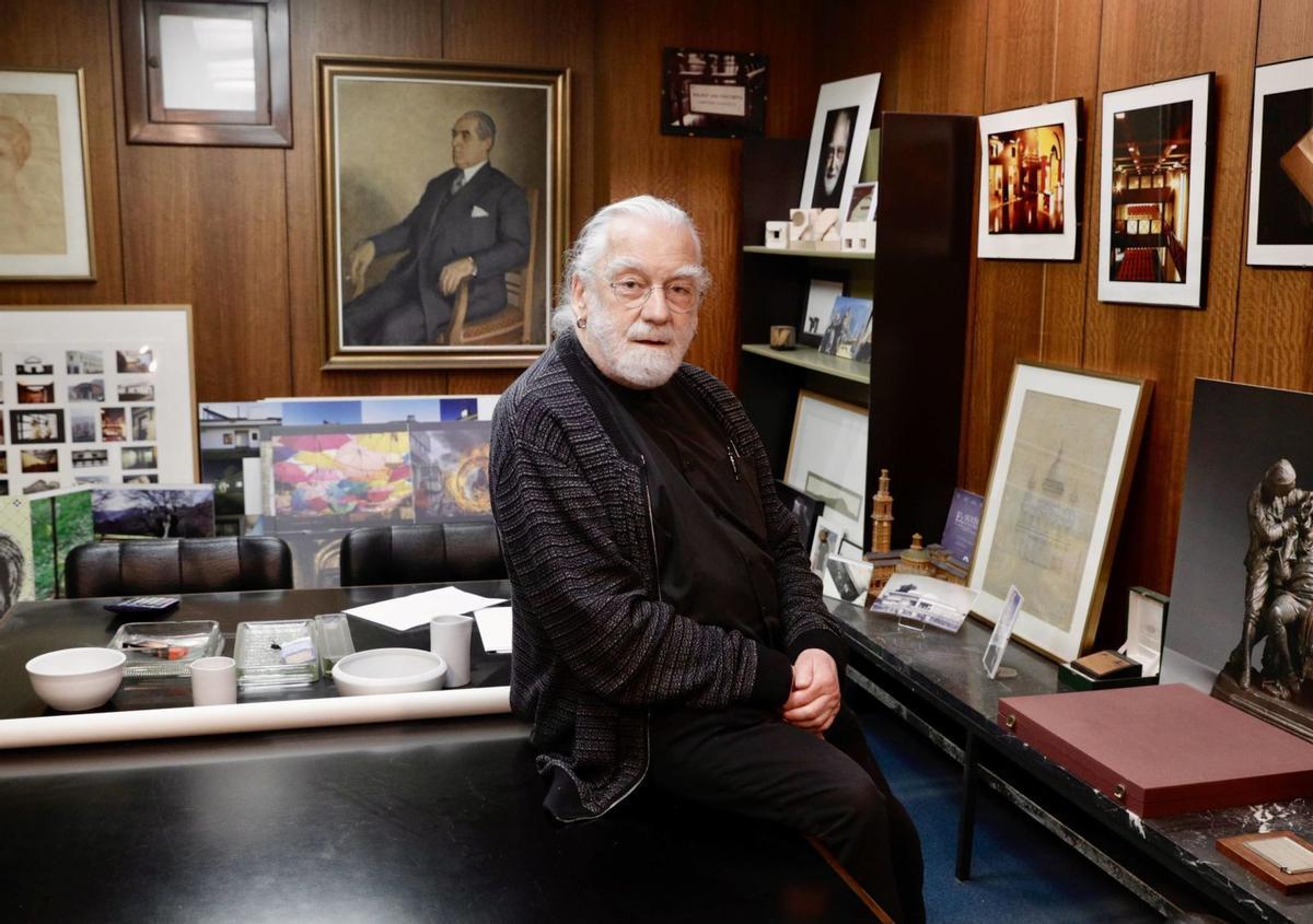 Vicente Díez Faixat, en una sala de su estudio, con un cuadro de su abuelo Vicente Díez González, al fondo.