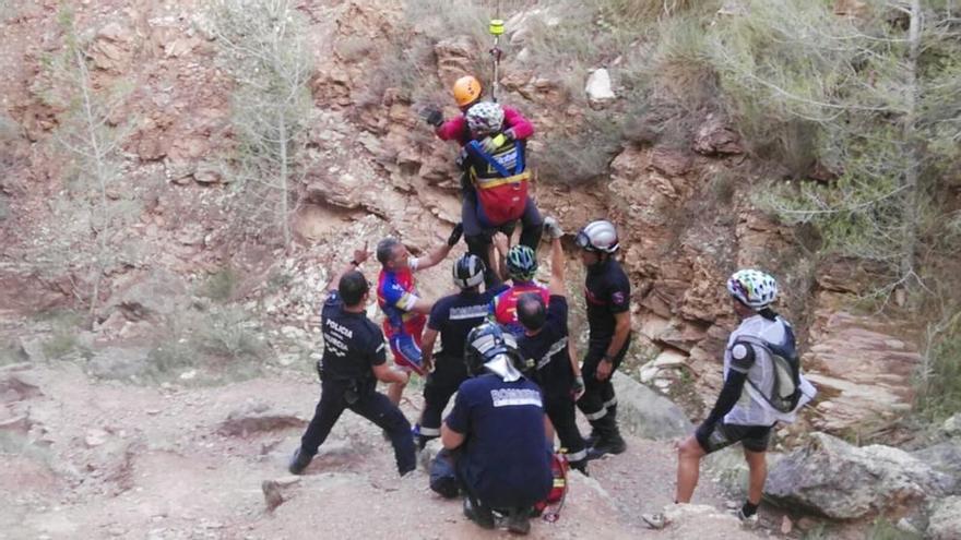Rescatan a un ciclista tras caer por un barranco en Murcia