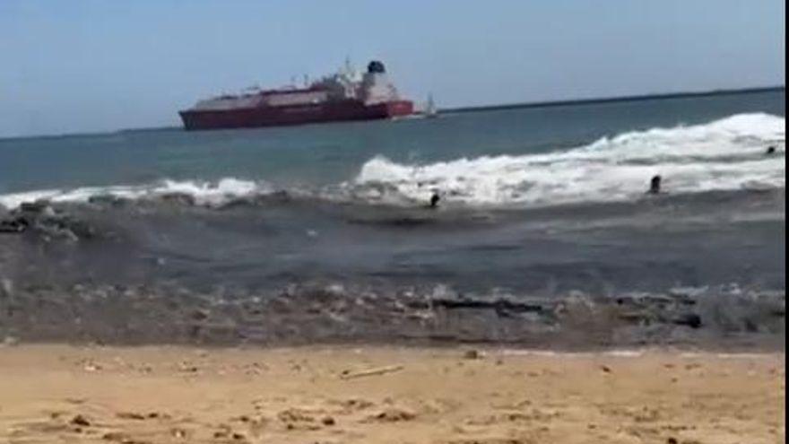 Una ola provocada por el paso de un barco deja varios bañistas heridos en una playa de Huelva