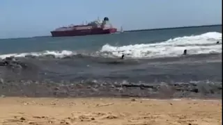 Una ola provocada por el paso de un barco deja varios bañistas heridos en una playa de Huelva