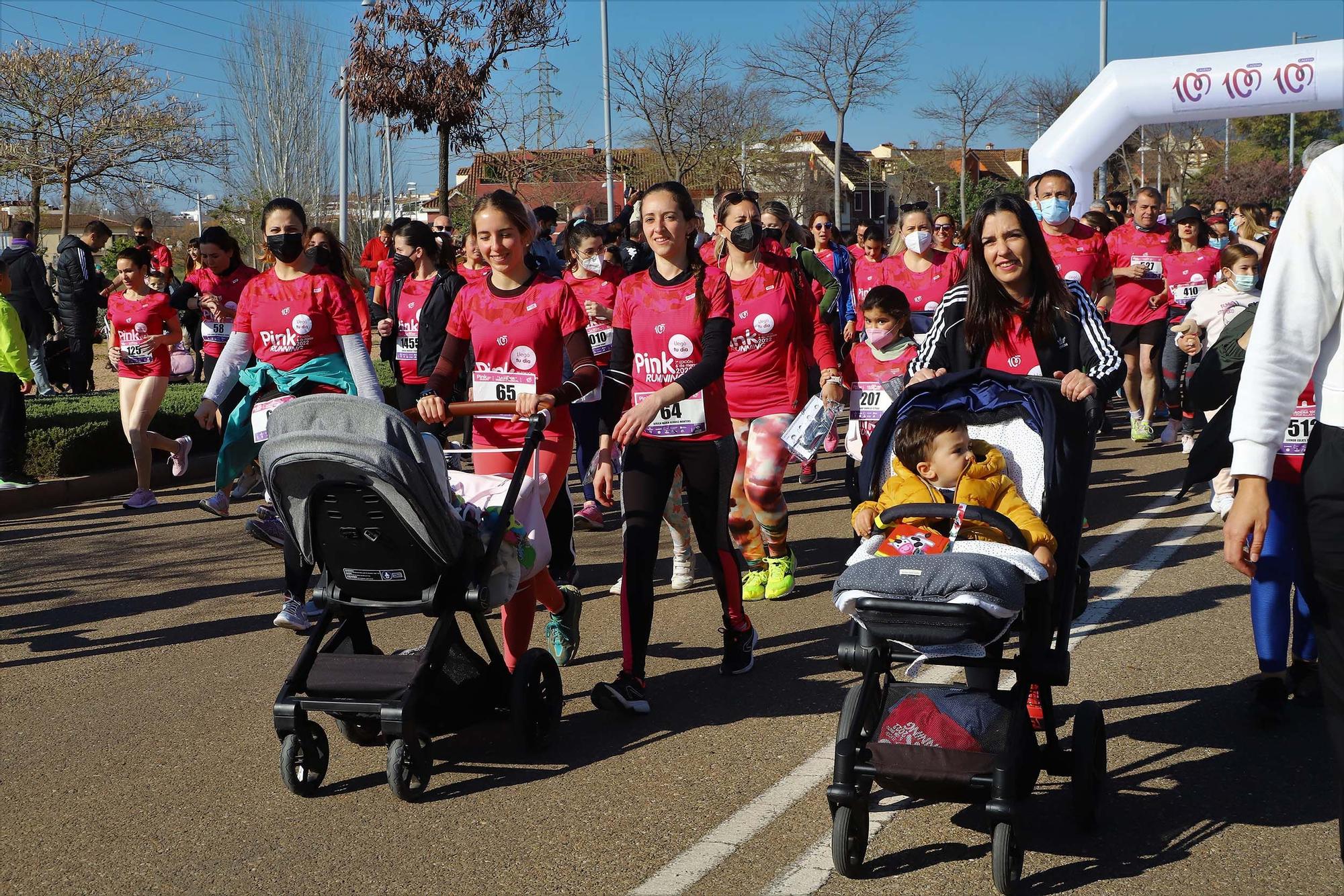 'Pink Running': más de 2.000 corredoras tiñen de rosa las calles de Córdoba